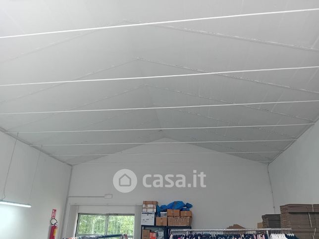 Capannone in commerciale in 