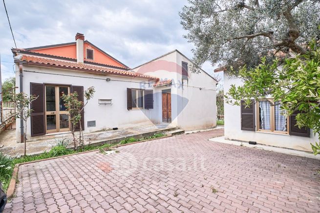 Casa bi/trifamiliare in residenziale in Strada Villa Toppi 17