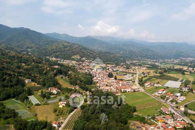 Casa bi/trifamiliare in residenziale in Frazione Vonera 7