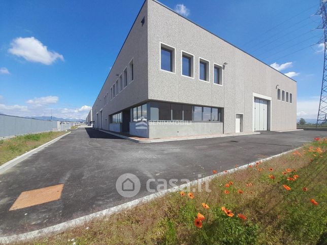 Capannone in commerciale in 