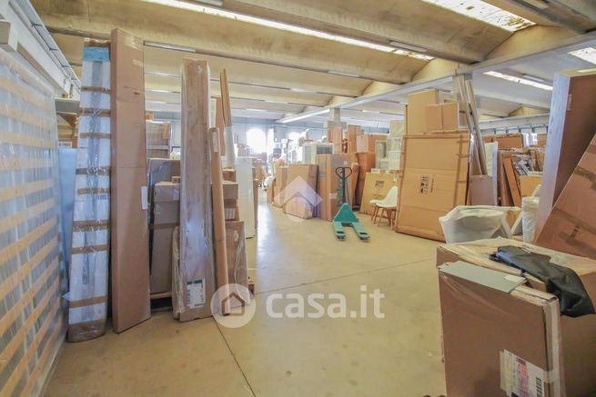 Capannone in commerciale in Via Galileo Galilei 1