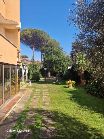 Casa bi/trifamiliare in residenziale in 