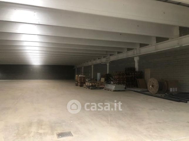 Capannone in commerciale in 