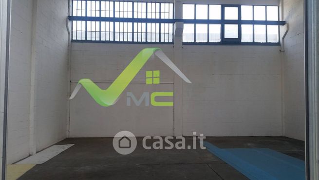 Capannone in commerciale in Via Parini