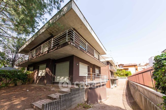 Villa in residenziale in Via Banfi
