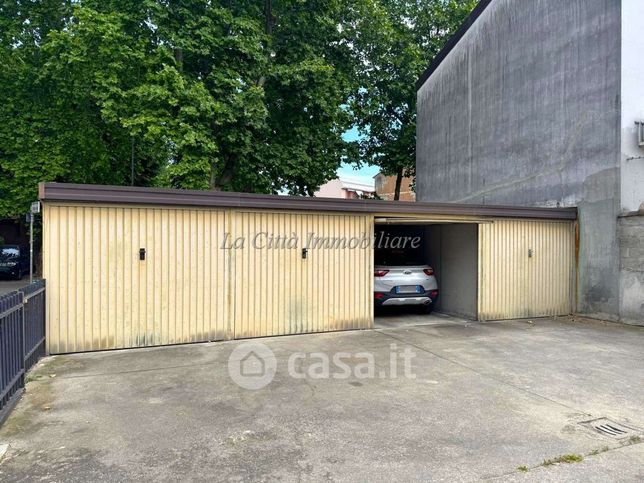 Box/posto auto in residenziale in Via Aina Vittorio 10