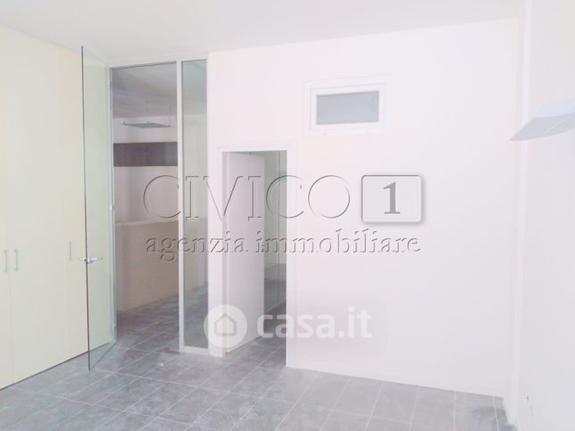 Ufficio in commerciale in Via Roma 100