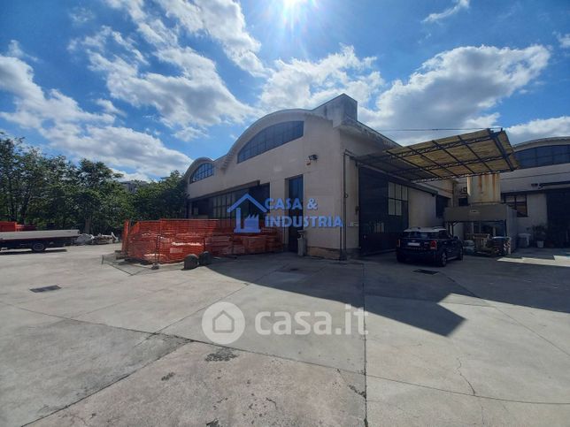 Capannone in commerciale in Via Crescenzago
