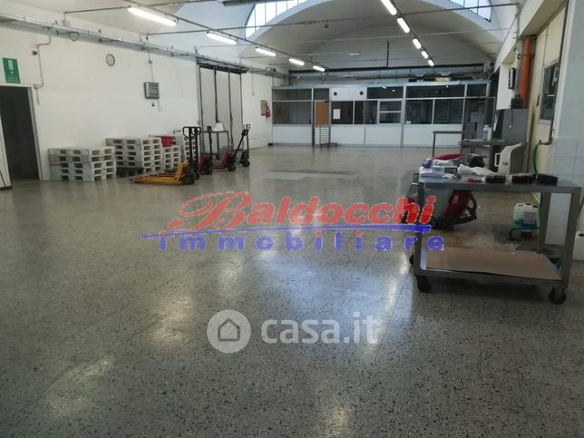 Capannone in commerciale in 