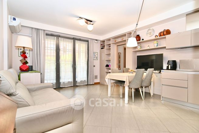 Appartamento in residenziale in Via Lura 26