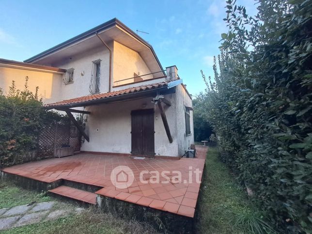 Casa bi/trifamiliare in residenziale in Viale Marina Case Unrra