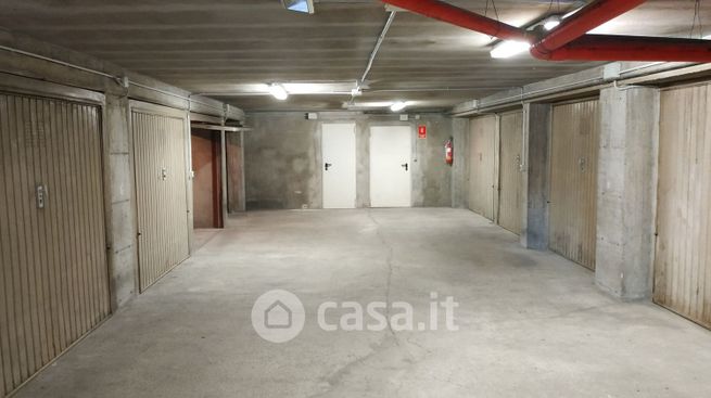 Garage/posto auto in residenziale in Via StrÃ  27