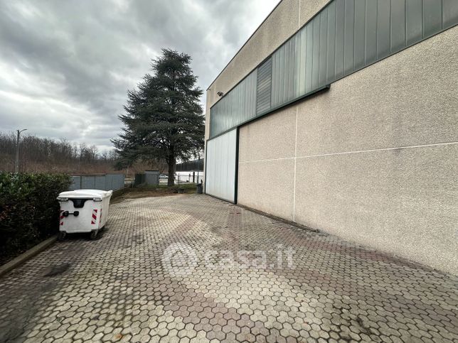 Capannone in commerciale in Via Carlo Magni 1 /A