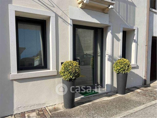 Ufficio in commerciale in Via Duca D'Aosta
