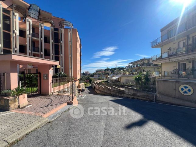 Box/posto auto in residenziale in Via Franco Alfano 27