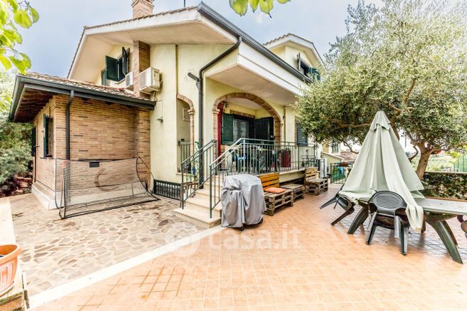 Casa bi/trifamiliare in residenziale in Via Spagna 69