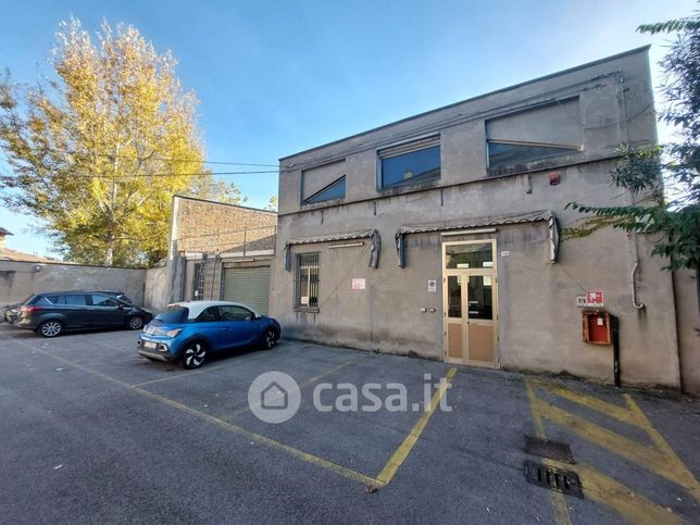 Capannone in commerciale in Subborgo Federico Comandini 102