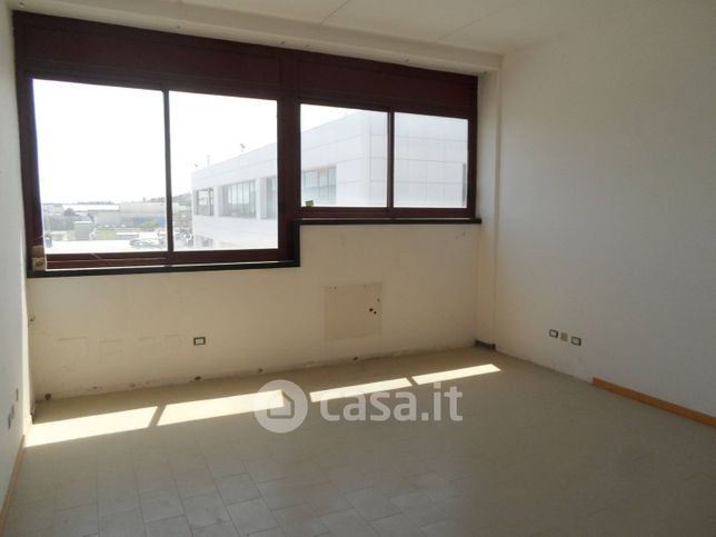 Ufficio in commerciale in Via Pasubio