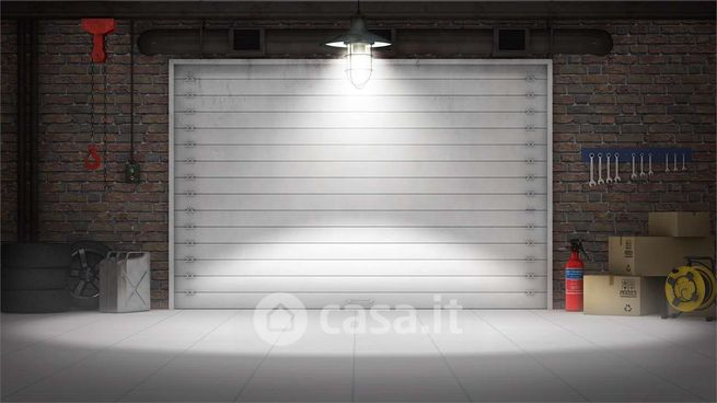 Box/posto auto in residenziale in Via 4 Novembre