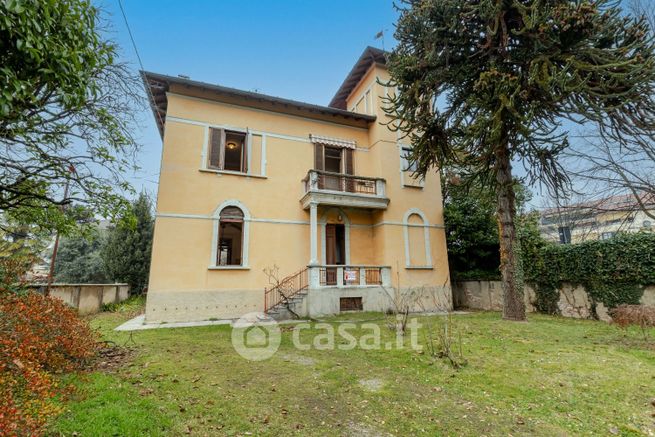 Villa in residenziale in Via Zini 9