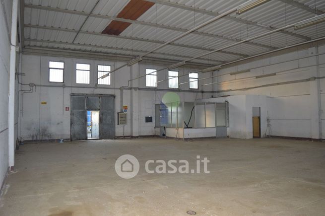 Capannone in commerciale in Via Aurelia 76
