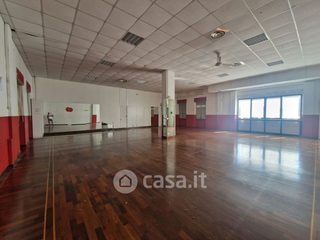 Capannone in commerciale in Via Arese 98