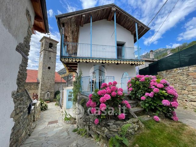 Casa bi/trifamiliare in residenziale in Borgata Favella 26