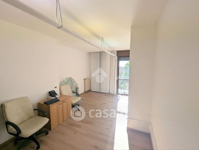 Ufficio in commerciale in Viale Italia