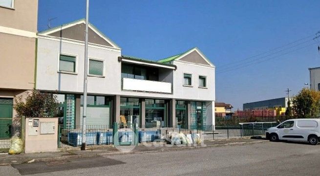 Capannone in commerciale in Via Libero Grassi 9