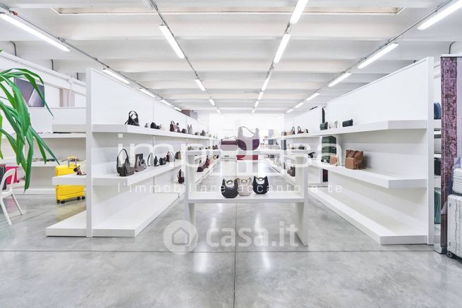 Capannone in commerciale in Via V. Pareto 10