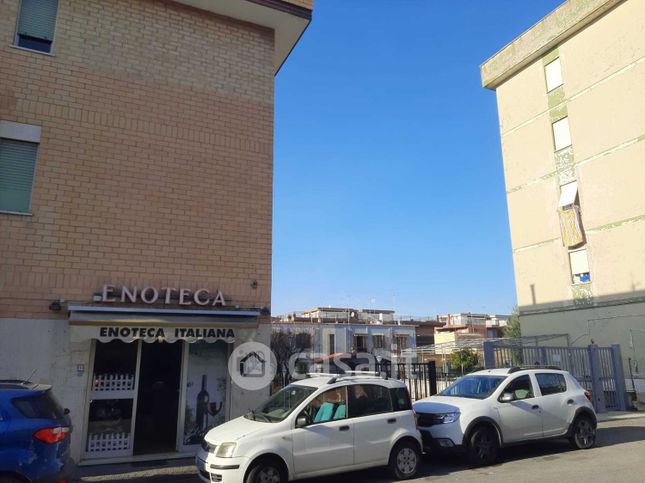 Negozio/locale commerciale in commerciale in Via Imperatore Adriano 24