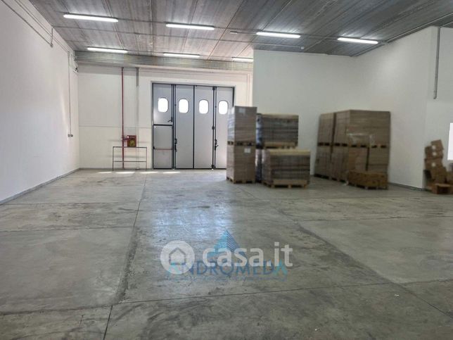 Capannone in commerciale in 