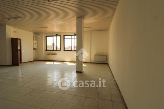 Ufficio in commerciale in Via Roma 1