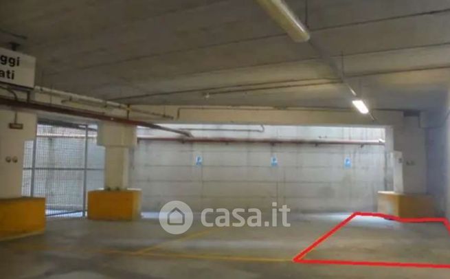 Box/posto auto in residenziale in Via Commercio
