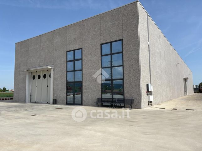 Capannone in commerciale in Via Turcata 52