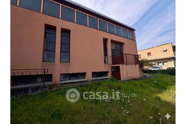 Capannone in commerciale in Via Calabria