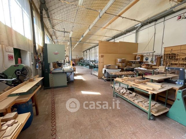 Capannone in commerciale in 