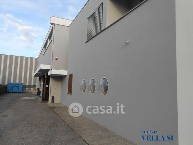Capannone in commerciale in 