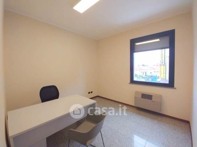 Ufficio in commerciale in 