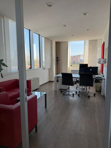 Ufficio in commerciale in Via San Crispino 46