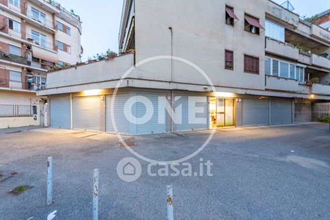 Negozio/locale commerciale in commerciale in Via degli Opimiani 1