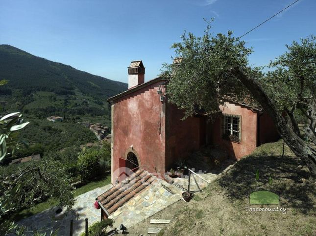 Rustico/casale in residenziale in Via del Poggio di Montemagno