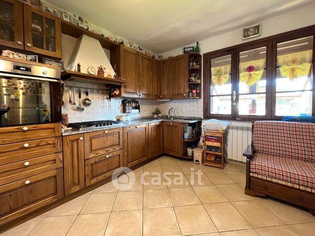 Casa bi/trifamiliare in residenziale in 