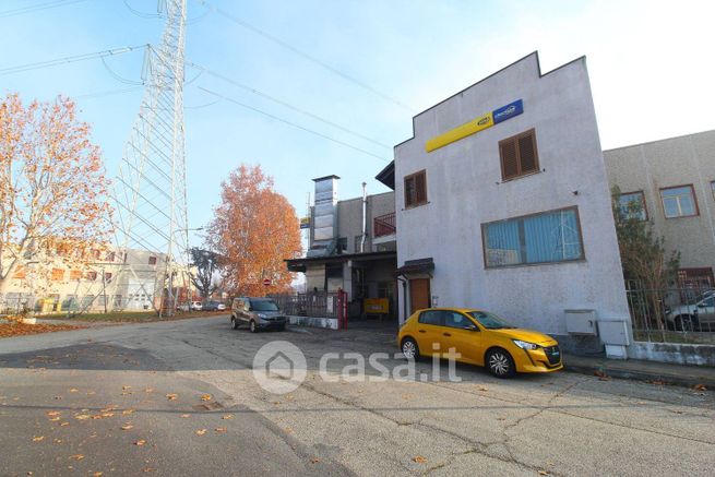 Capannone in commerciale in Via A. Spinelli 5