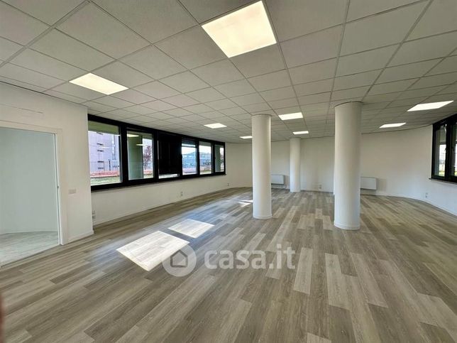 Ufficio in commerciale in Via Alcide De Gasperi 15