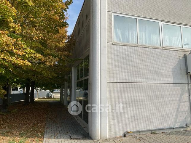 Capannone in commerciale in 