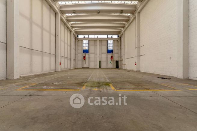 Capannone in commerciale in Via Milano 257