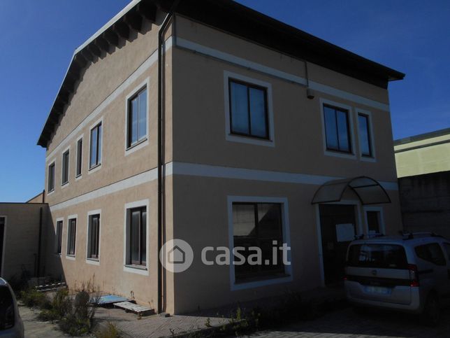 Capannone in commerciale in Via Fabrizio de Andrè 47