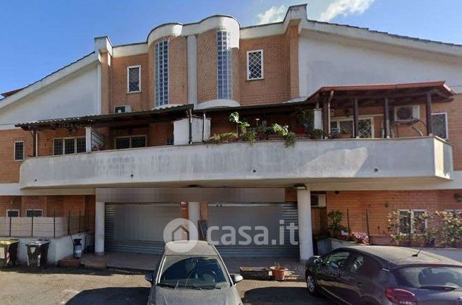 Box/posto auto in residenziale in Via della Magliana