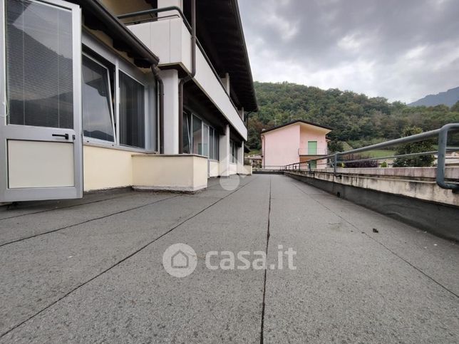 Ufficio in commerciale in Via Seradello 157